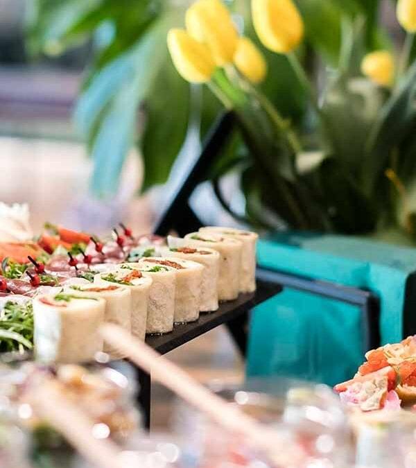 Catering biznesowy – czym powinny się cechować firmowe przekąski?